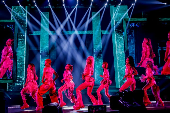(左から)JURIA、COCONA、HARVEY、MAYA、JURIN、CHISA、HINATA「XG 1st WORLD TOUR “The first HOWL” FINAL Landing at TOKYO DOME」(提供写真)