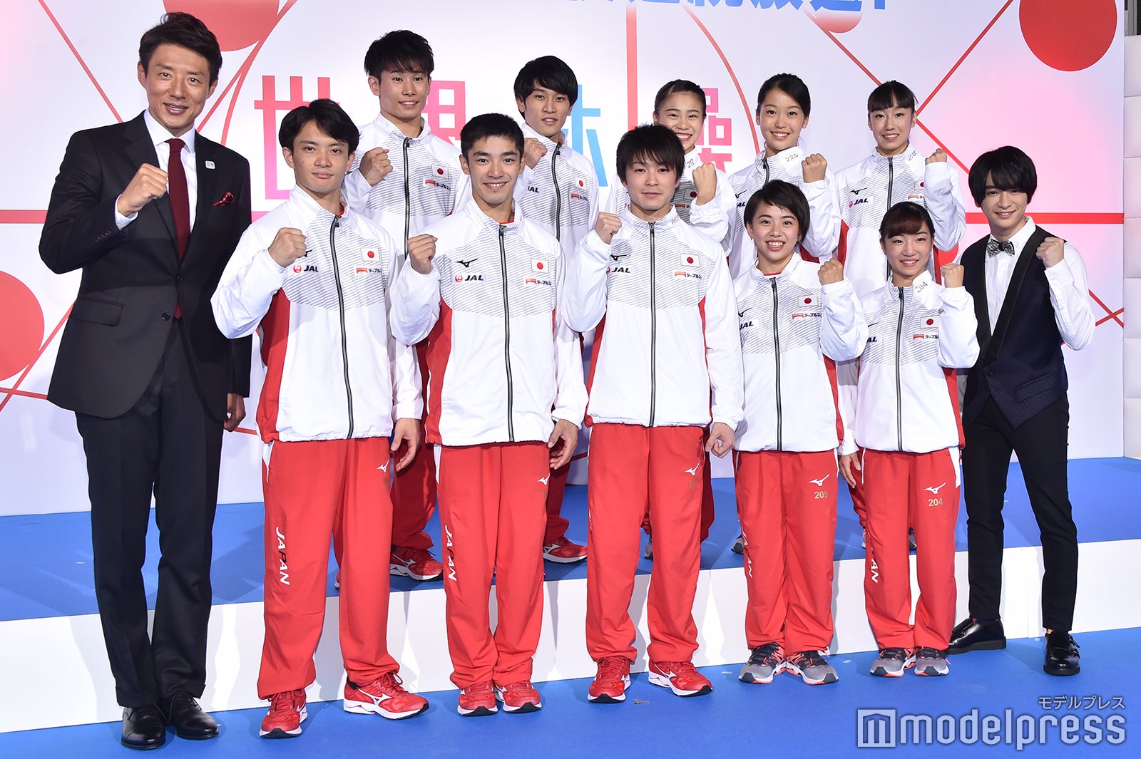 （前列左から）松岡修造、田中佑典選手、白井健三選手、内村航平選手、村上茉愛選手、寺本明日香選手、知念侑李（後列左から）萱和磨選手、谷川航選手、杉原愛子選手、畠田瞳選手、梶田凪選手（C）モデルプレス