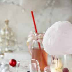 左から「Snowdome Glass Sweets」700円（税込み）「Snow Cotton Candy Float」750円（税込み）／画像提供：「JILL STUART Beauty & PARTY CAFE」