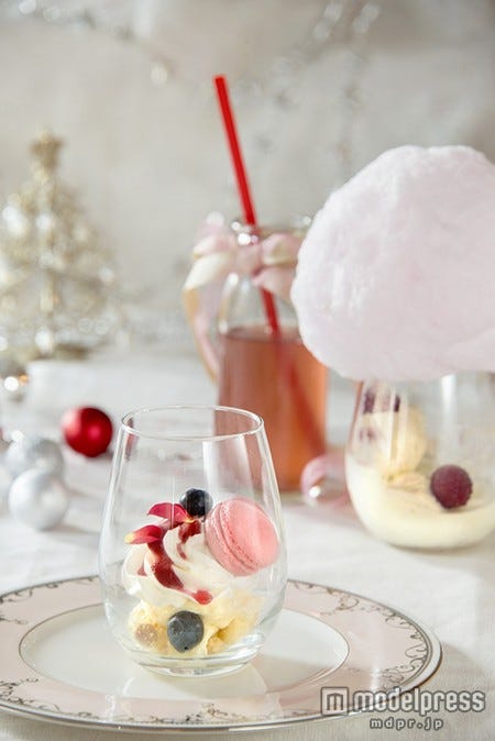 左から「Snowdome Glass Sweets」700円(税込み)「Snow Cotton Candy Float」750円(税込み)/画像提供:「JILL STUART Beauty & PARTY CAFE」