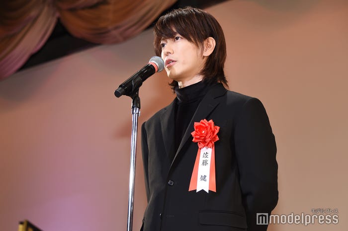 佐藤健(長髪) (C)モデルプレス