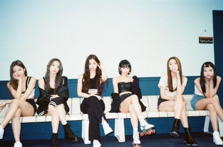 LE SSERAFIM宮脇咲良、メンバーとのオフショット公開「デビューが待ちきれない」と反響