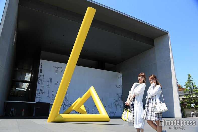 「丸亀市猪熊弦一郎現代美術館」／JR丸亀駅のすぐ目の前の躍動感あるオブジェと壁画