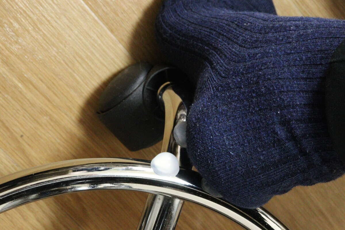 セリアの貼るツボ押しシールを椅子の脚に貼って使用