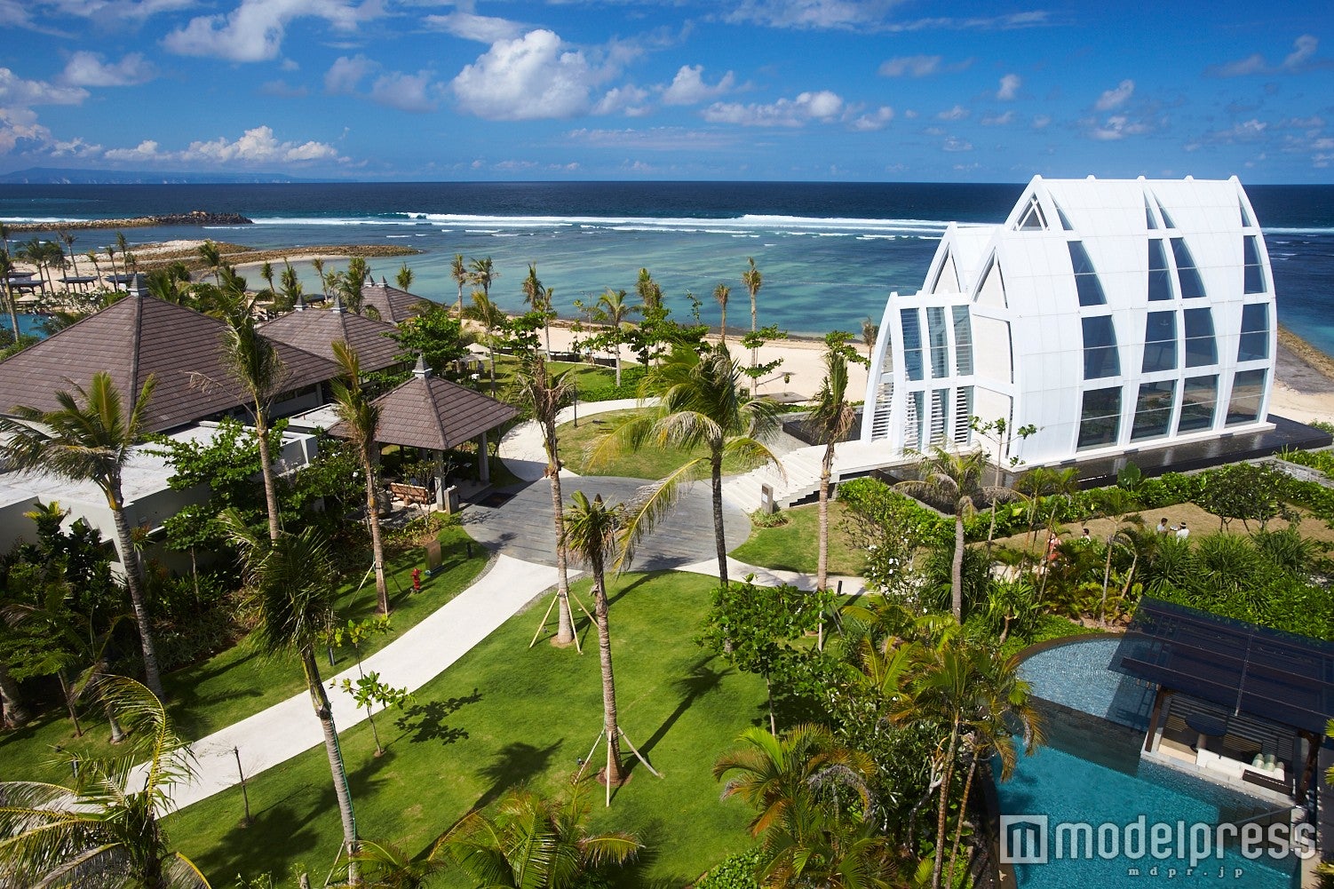 豊かな自然と調和する「ザ・リッツ・カールトン バリ」／（写真右上）「ザ・マジェスティックチャペル」