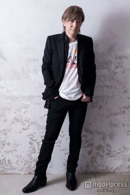 この日のファッションは全身「SAINT LAURENT」アイテムという小室哲哉氏（C）モデルプレス