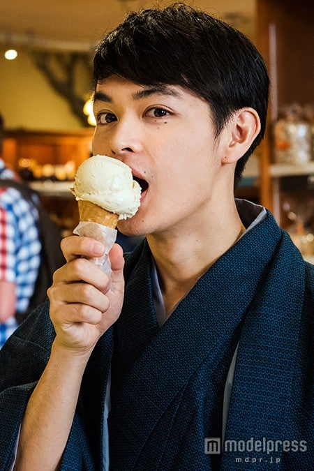 メープルアイスクリームを食べる（C）2015 杉浦日向子・ＭＳ．ＨＳ／「合葬」製作委員会