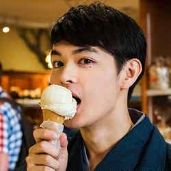 メープルアイスクリームを食べる（C）2015 杉浦日向子・ＭＳ．ＨＳ／「合葬」製作委員会