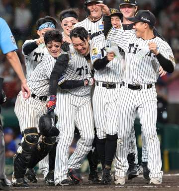 阪神 大山が劇的サヨナラ弾！優勝マジック「10」に 負ければ首位陥落の一戦で巨人に0.5G差 甲子園が大歓声に包まれる