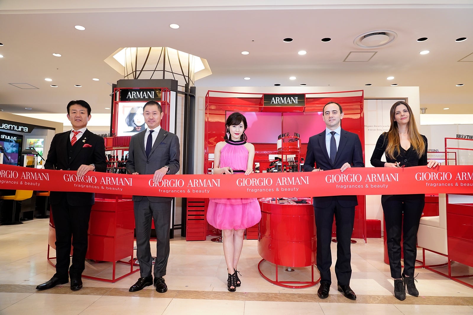 （中央）渡辺麻友（提供写真）