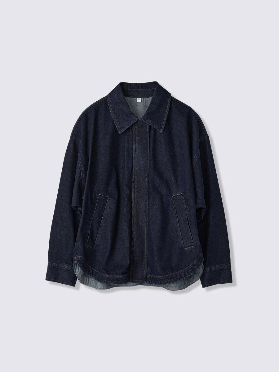 濃紺のドルマンスリーブデニムジャケットが平置きされている