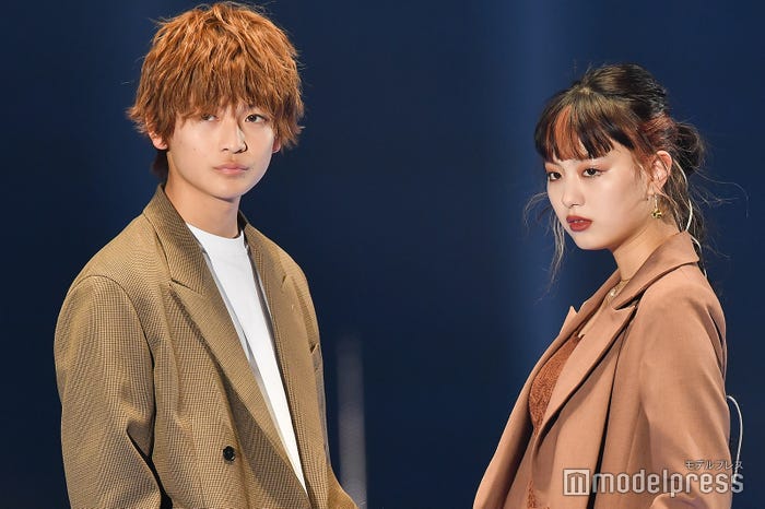 高橋文哉、鶴嶋乃愛(C)モデルプレス