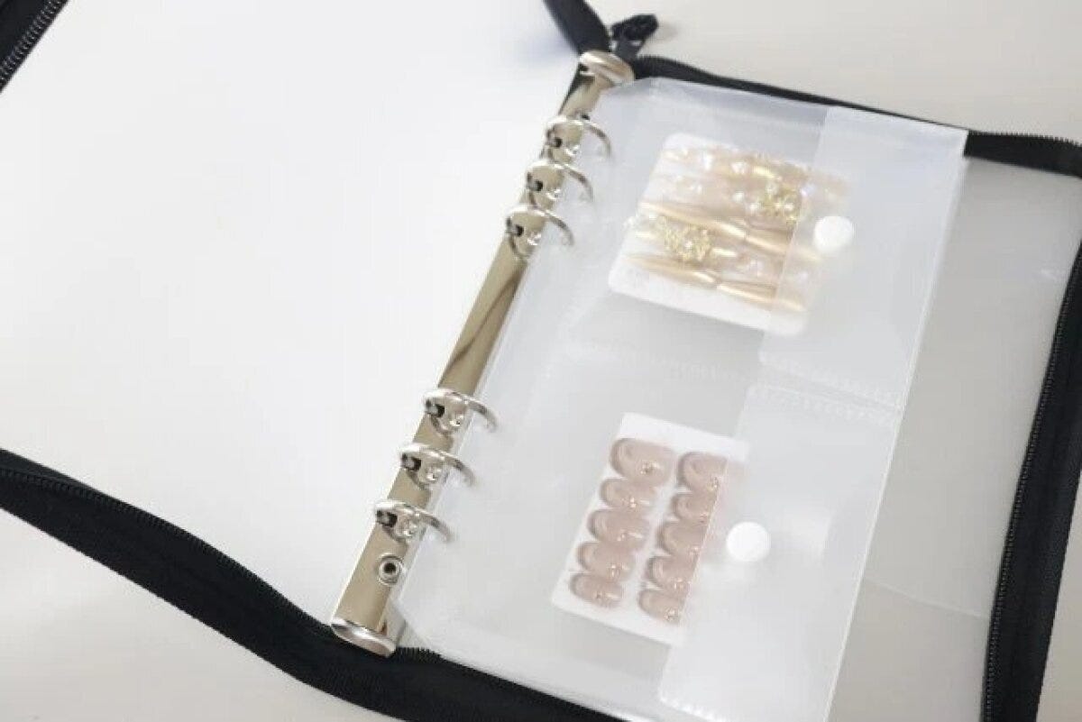 ダイソー　6リングファイル（A5、ジッパー付、ブラック）