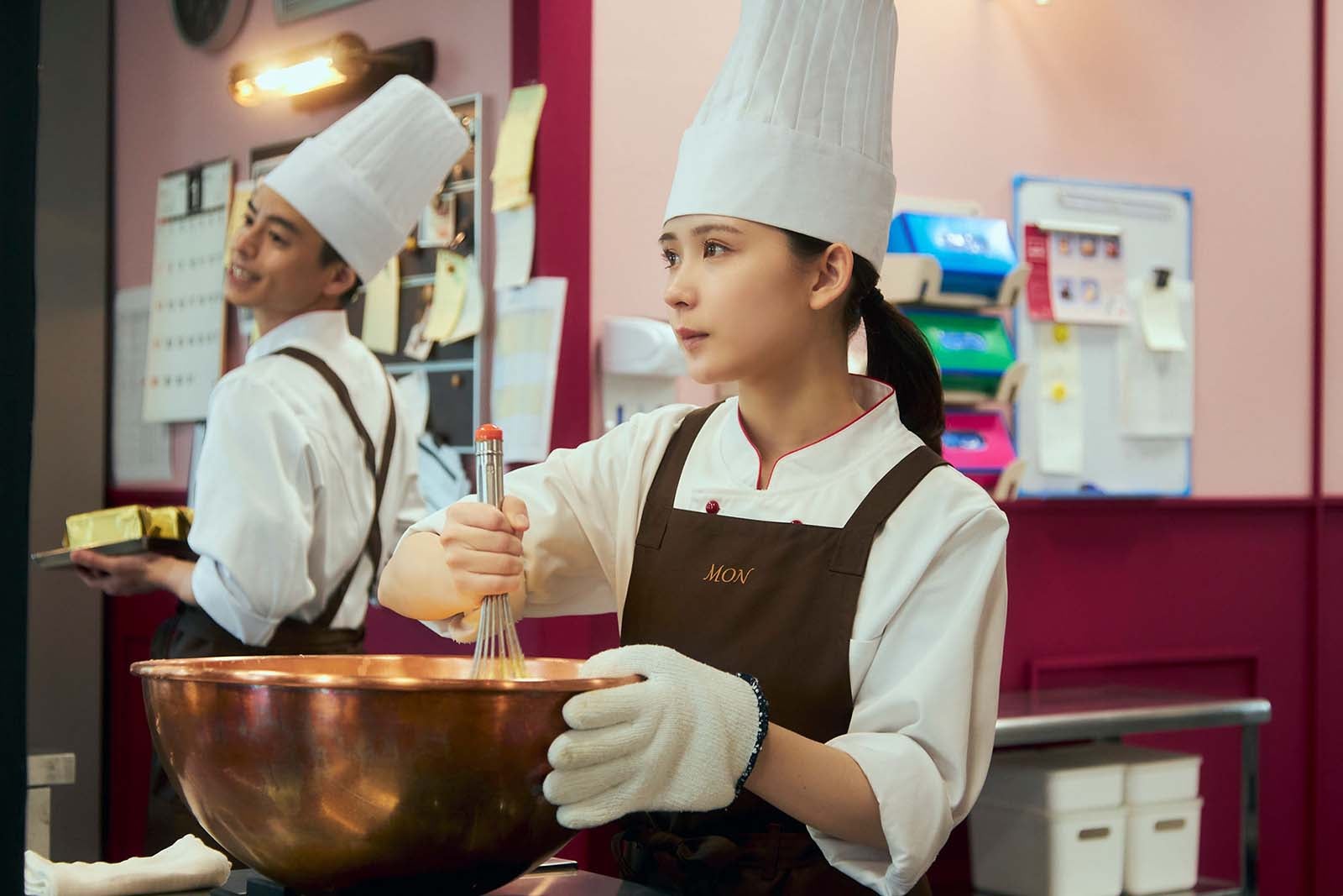 畑芽育「パティスリーMON」第4話より（C）「パティスリーMON」製作委員会