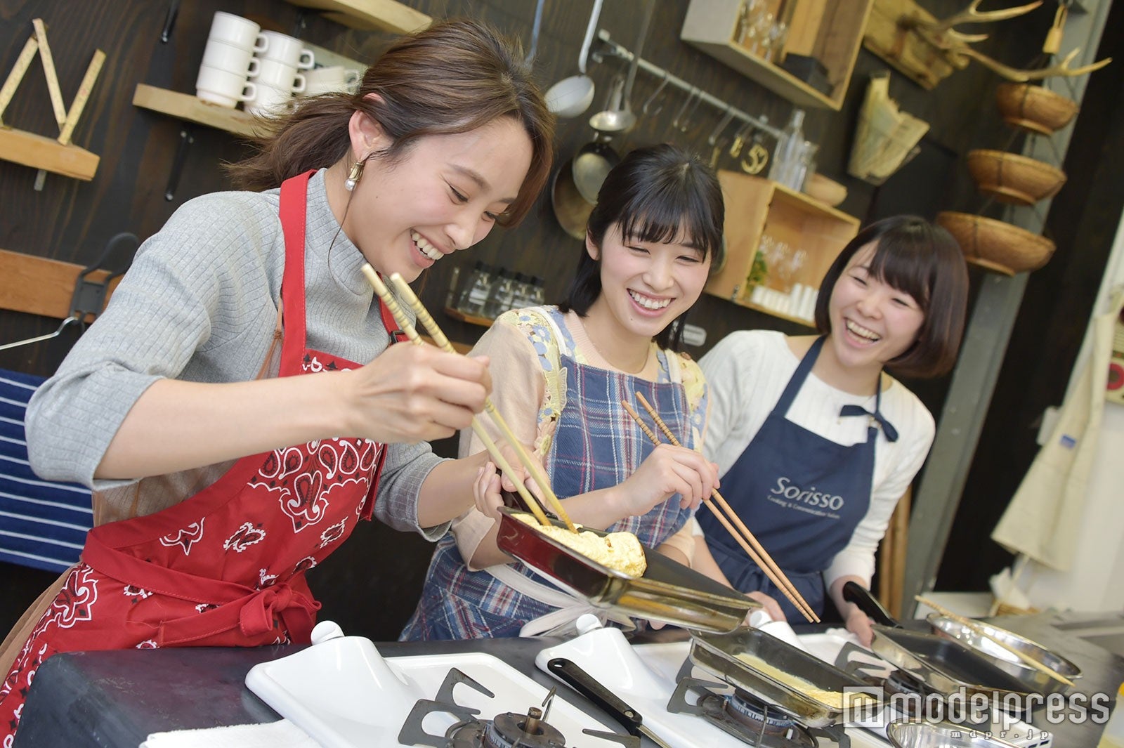 笑いの絶えない料理レッスンに （C）モデルプレス