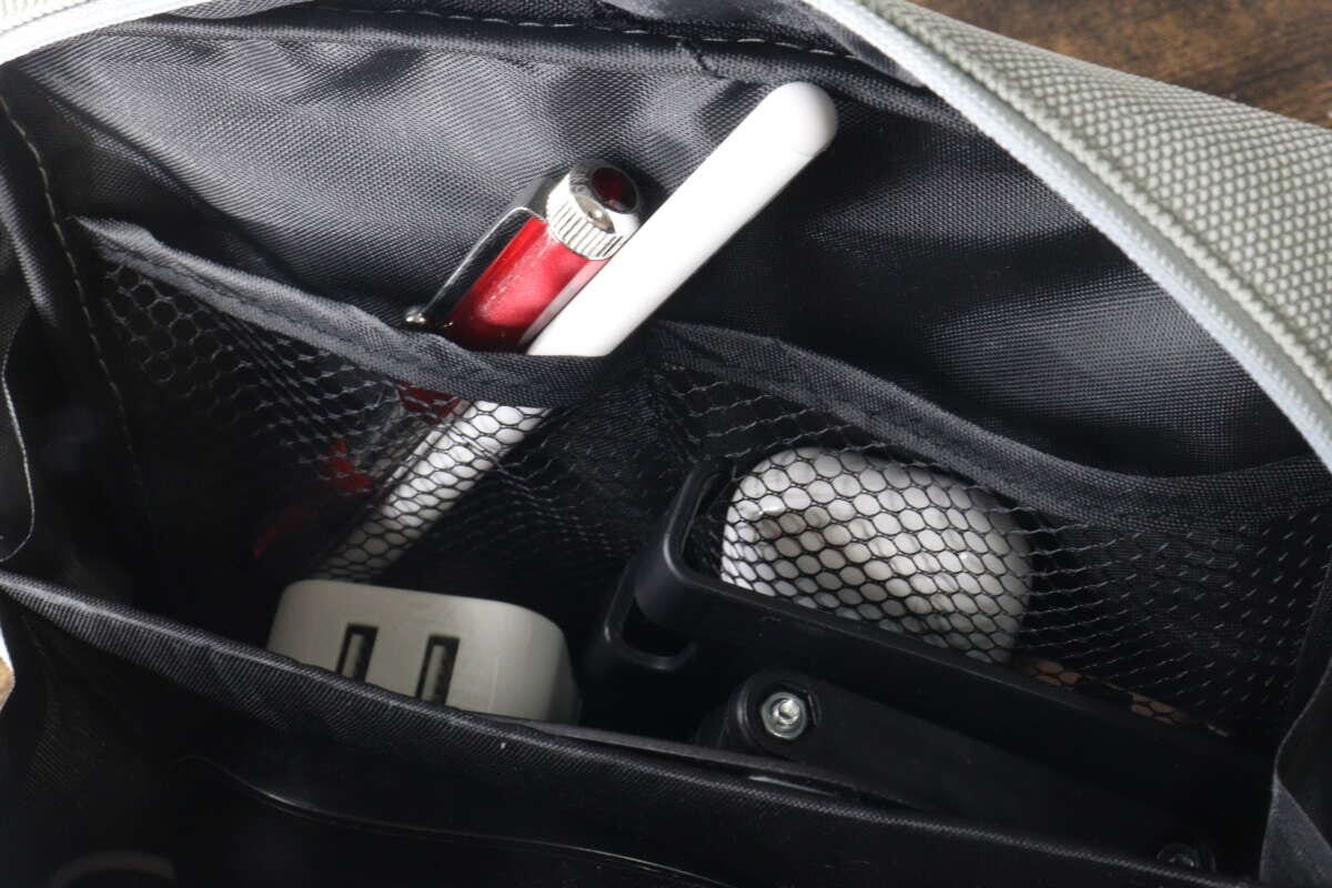 ガジェットポーチ内部のメッシュポケットにペンやアダプターが収納されている ガジェットポーチ内部のメッシュポケットにペンやアダプターが収納されている