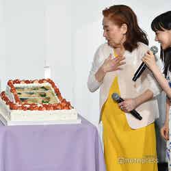 巨大バースデーケーキに感激する宮本信子、芦田愛菜（C）モデルプレス