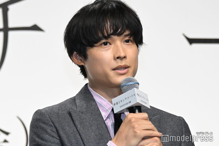 ずっと1人で喋っていることを心配する松村北斗(C)モデルプレス