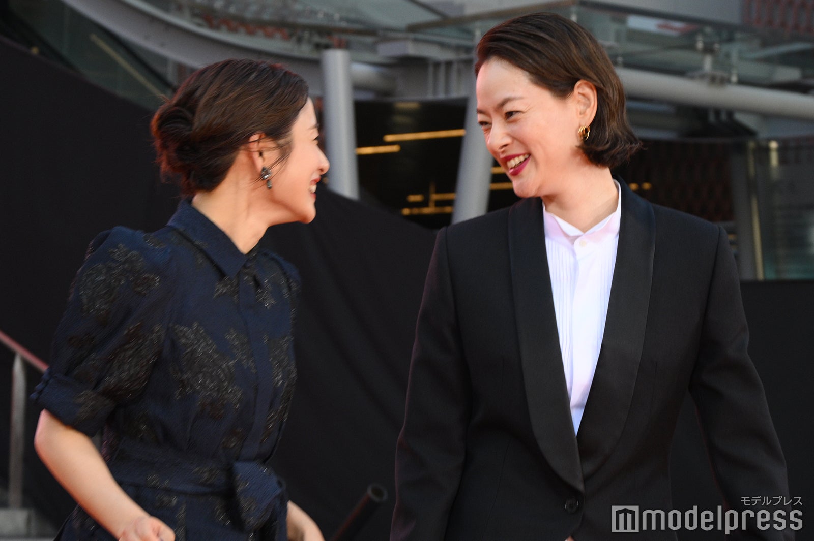 顔を見合わせて談笑する石原さとみ、市川実日子（C）モデルプレス