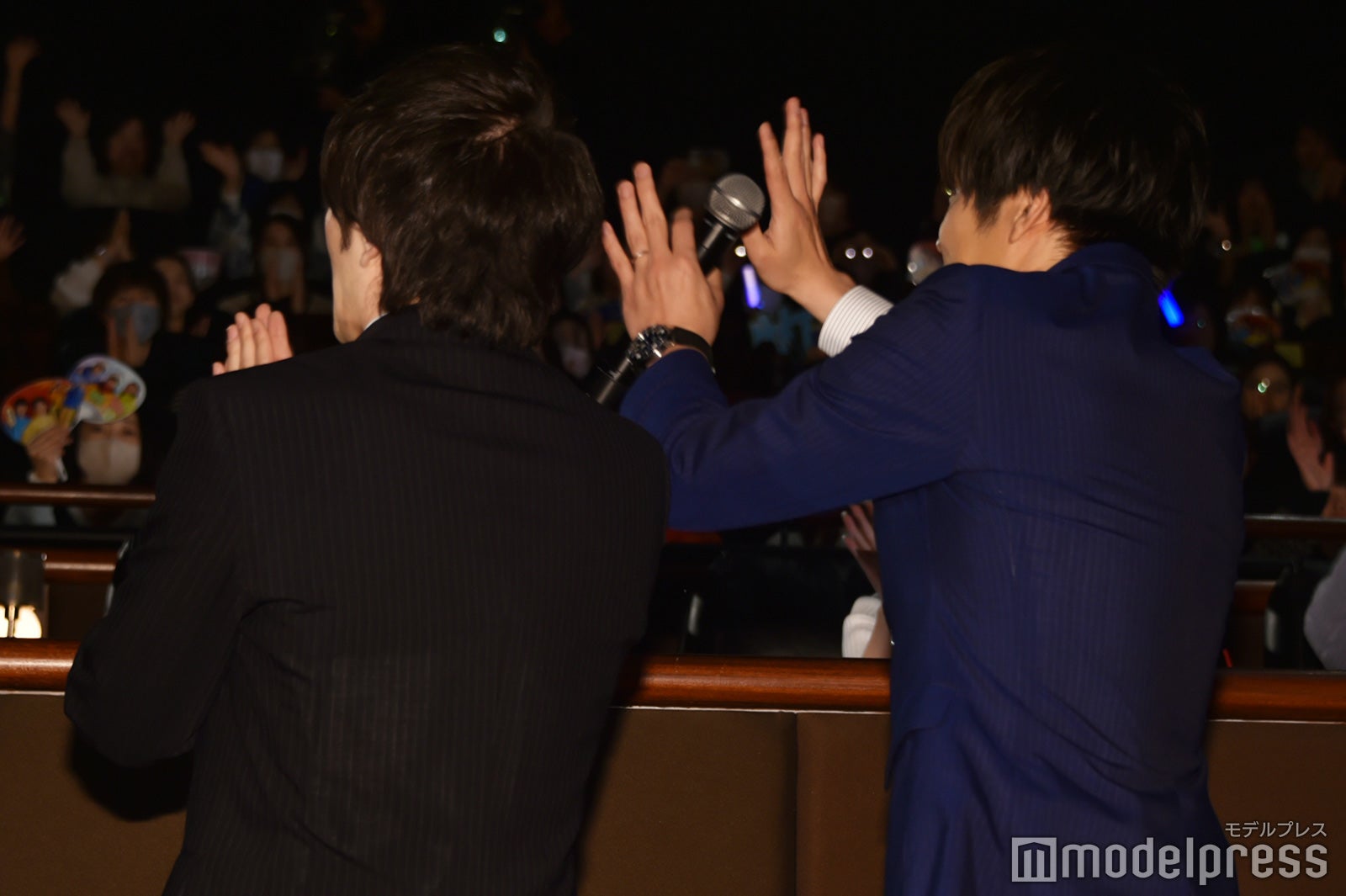 OL民に手を振る林遣都、田中圭（C）モデルプレス