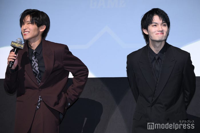 同じタイミングでお辞儀する目黒蓮、佐野勇斗(C)モデルプレス