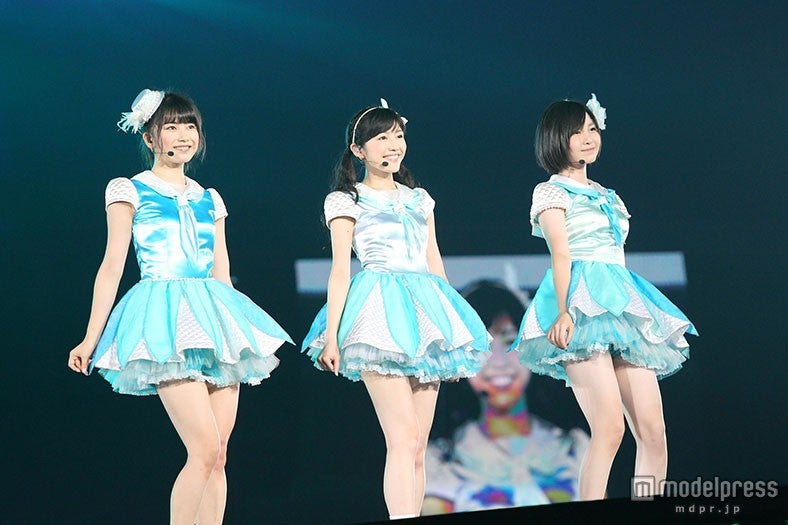 （左から）横山由依、渡辺麻友、岩田華怜（C）AKS