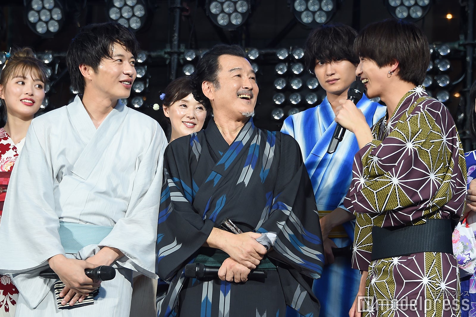 田中圭（左）と吉田鋼太郎（中央）とのシーンが印象的だったと振り返る志尊淳（右）／（C）モデルプレス