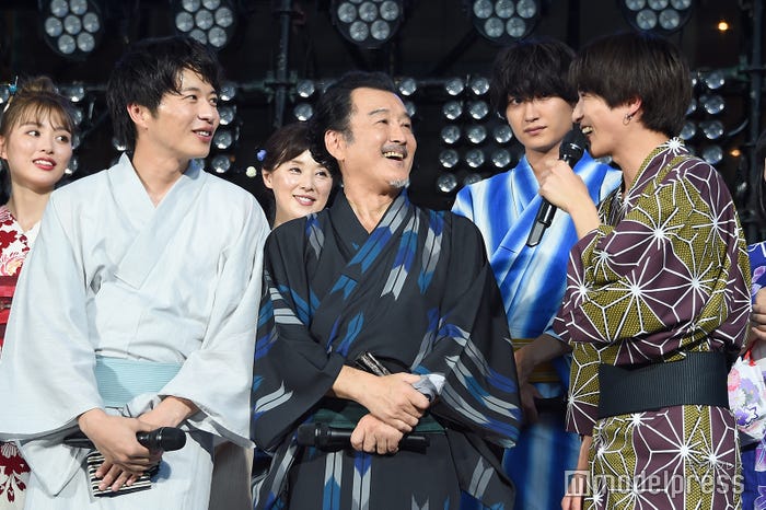 田中圭(左)と吉田鋼太郎(中央)とのシーンが印象的だったと振り返る志尊淳(右)/(C)モデルプレス