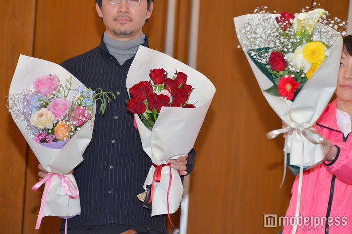 (左から)神山智洋、伊藤淳史、成田凌のそれぞれブーケ (C)モデルプレス