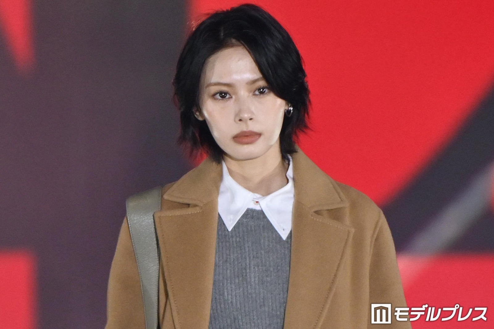 安斉星来、キャメルカラーのコート×ミニ丈ワンピで美脚披露 イエローの差し色映える【ガルアワ2026A/W】