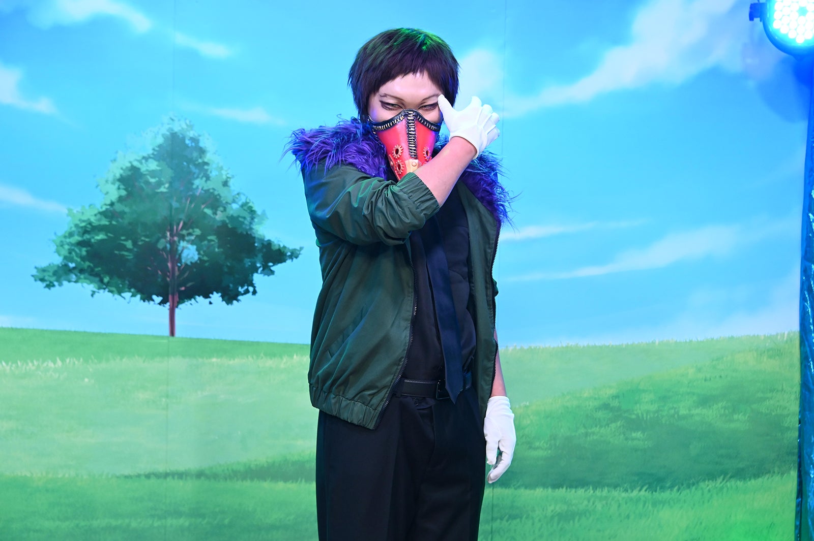 手で触れたものを分解し修復できる能力をもつ人気漫画のキャラクターに扮した有名人 （C）日本テレビ