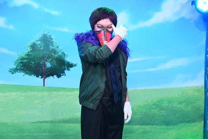 手で触れたものを分解し修復できる能力をもつ人気漫画のキャラクターに扮した有名人 (C)日本テレビ