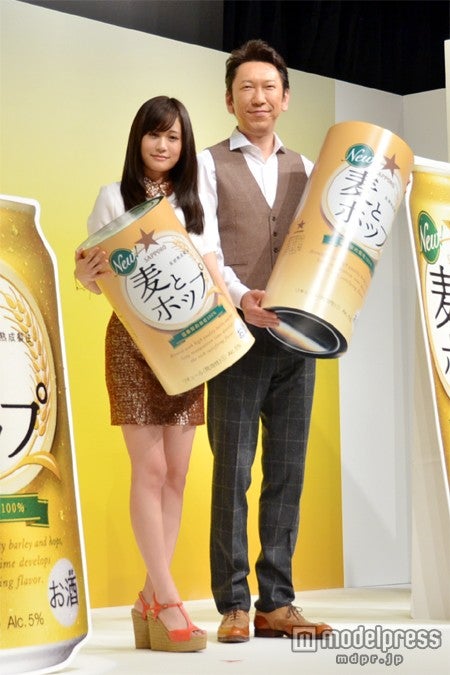 前田敦子（左）と布袋寅泰（右）