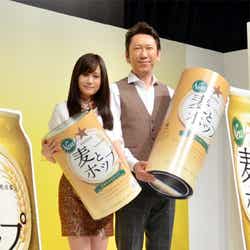 前田敦子(左)と布袋寅泰(右)