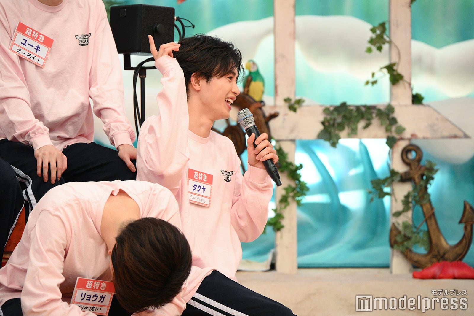 武田創世からドライブ企画に誘われたタクヤと笑い崩れるリョウガ（C）モデルプレス