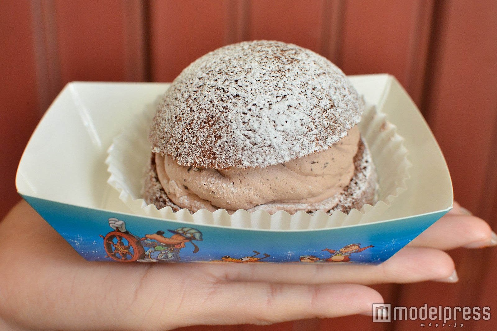 チョコレートクリームのパフケーキ、スーベニアプレート付き¥880／パンケーキ（C）モデルプレス