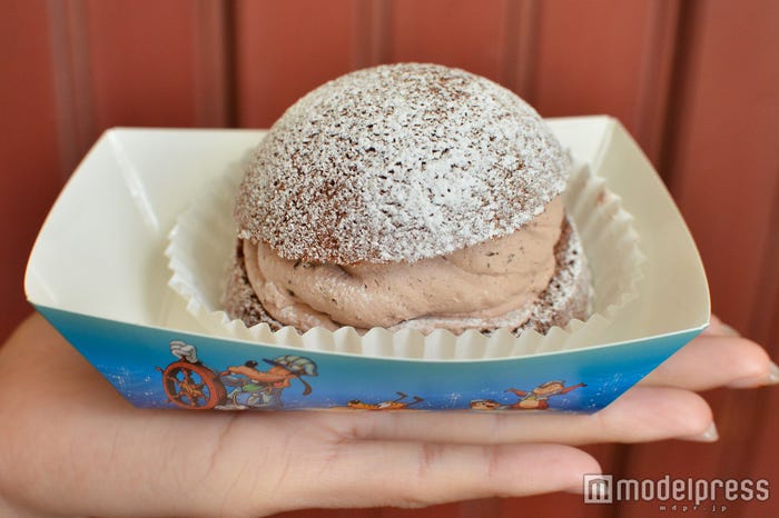 チョコレートクリームのパフケーキ、スーベニアプレート付き¥880/パンケーキ(C)モデルプレス