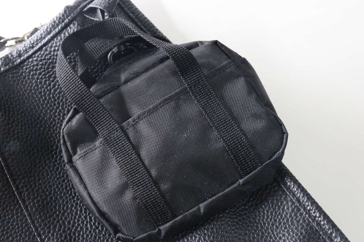 黒いミニスクールバッグ風チャームポーチが黒いバッグに付けられている