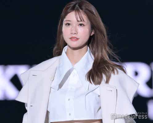 生見愛瑠、美ウエスト&美脚チラリ オールホワイトコーデで魅力倍増<TGC 2022 A/W>