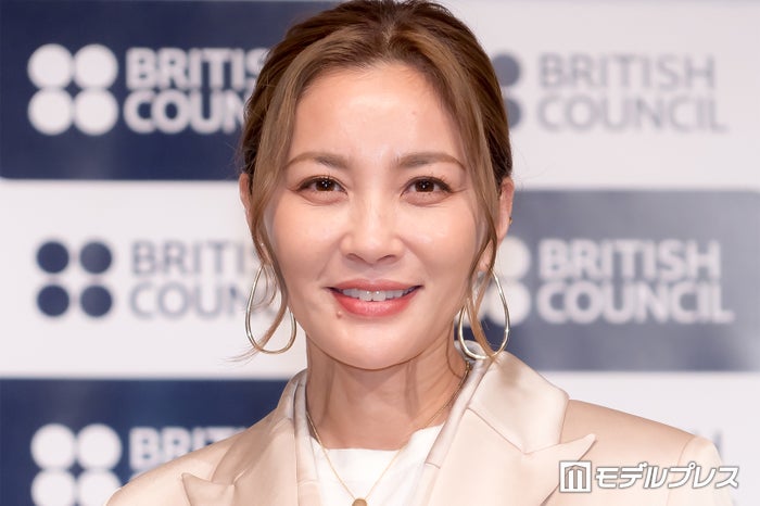 瀬戸朝香、膝丈スカートで美脚スラリ「膝下がめちゃくちゃ長い」「ふくらはぎどこに行ったの」と反響