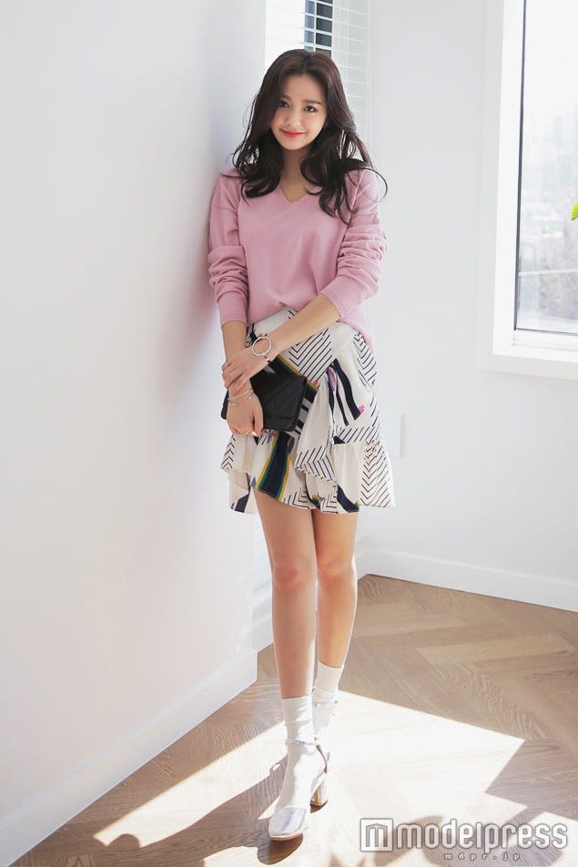 スクエアトゥエナメル調ストラップヒールパンプス「DHOLIC」5,112円(税込)/画像提供:DHOLIC