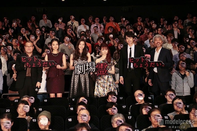 （左から）中田秀夫監督、高田里穂、足立梨花、島崎遥香、町田啓太、小市慢太郎（C）2015『劇場霊』製作委員会