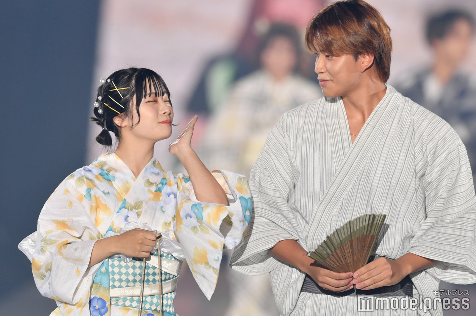 「今日好き」るるたい、扇子の下で“こっそりキス” 密着ランウェイに会場興奮＜関西コレクション2022A／W＞