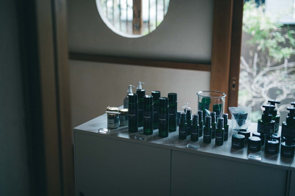 「エンソウ」鎌倉にOSAJIのレストラン併設ショップ、“香りをつくる”調香体験も