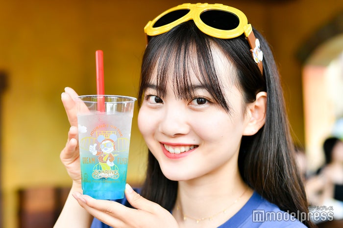 ファンタスティック・フライト・ドリンクはライチータピオカ入り／モデル：青山舞莉（C）ビューティーガール（C）Disney