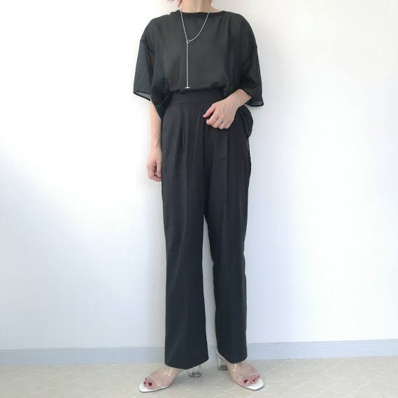 黒パンツコーデ オールブラック