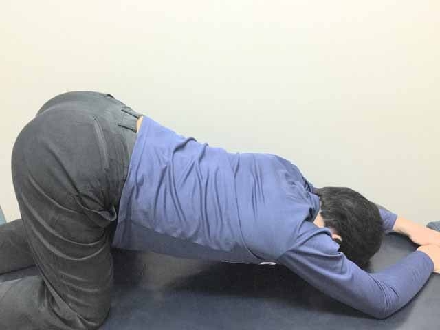背骨付近の筋肉は硬くなりやすいため、最初は少し痛みを感じるかもしれません。不快な痛みの場合は中止して下さい