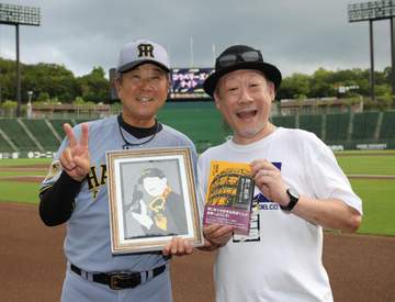 阪神 神戸出身の切り絵作家・民井達也さんが平田2軍監督に記念品を贈呈「おつかれ生です」が切り絵でよみがえる