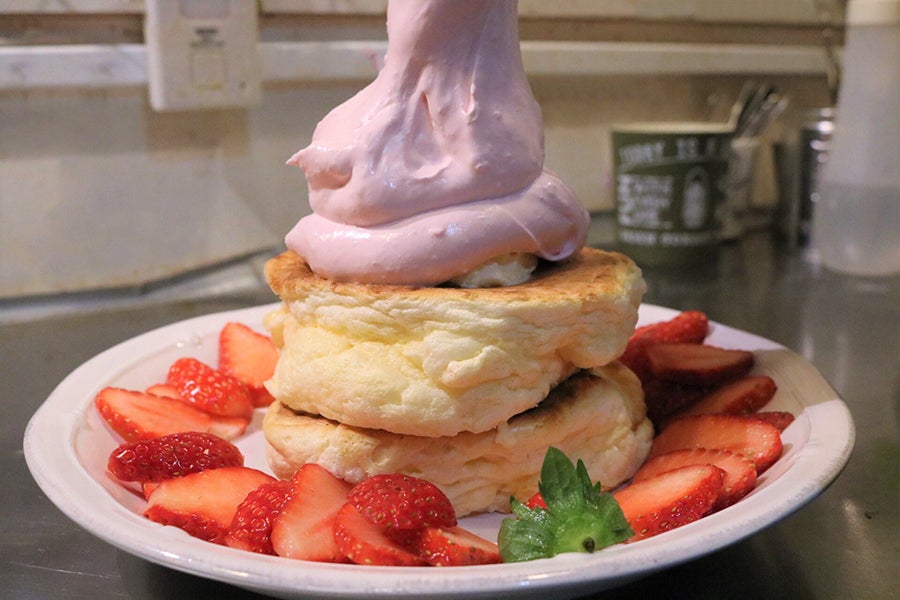 福カフェ 「ストロベリーポップクリームパンケーキ」(1,280円)
