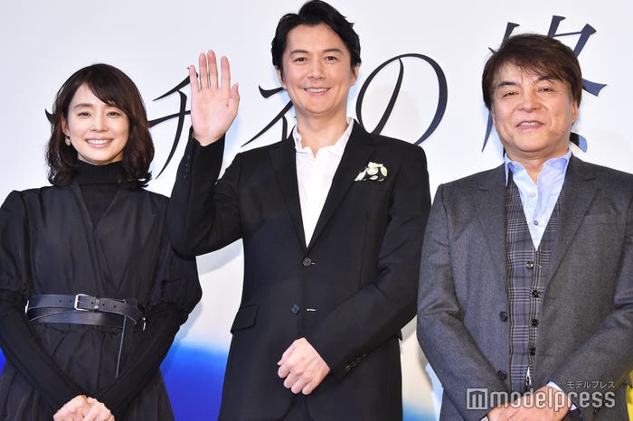 石田ゆり子、福山雅治、西谷弘監督(C)モデルプレス